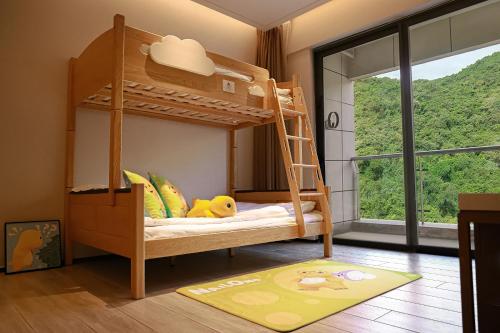 Кровать или кровати в номере Holiday Inn & Suites Sanya Yalong Bay