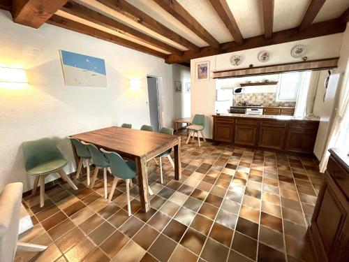 une cuisine et une salle à manger avec une table et des chaises dans l'établissement Maison de vacances au calme à 50m de la plage, La Tranche-sur-Mer - FR-1-22-299, à La Tranche-sur-Mer