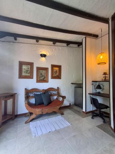 a living room with a couch and a table at Alojamiento campestre Juanita Bonita in Ibagué