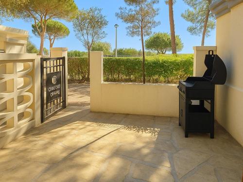 Studio rénové, 1ère ligne de plage, terrasse privée avec barbecue, climatisation, proche commerces - FR-1-732-13