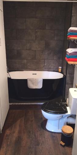 une salle de bain avec baignoire et toilettes dans l'établissement L'antre, à Rouen