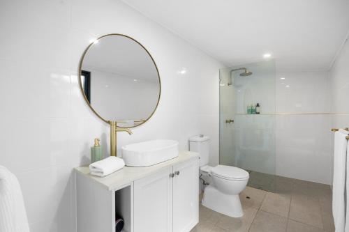 ein weißes Badezimmer mit Spiegel und Toilette in der Unterkunft The Velvet Cottage in Adelaide