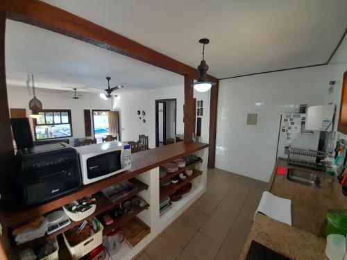 Η κουζίνα ή μικρή κουζίνα στο Casa Super Confortável Jardim a pé Praia Geribá