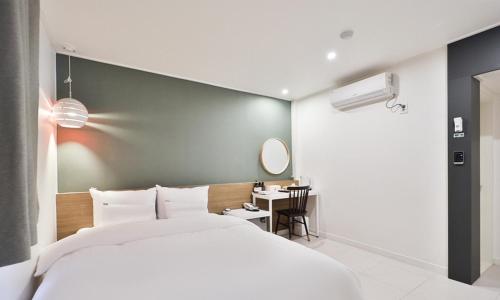 Postel nebo postele na pokoji v ubytování Haeundae Dongbeck Hotel