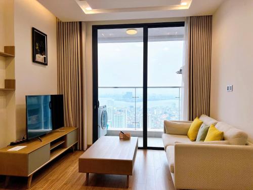 a living room with a couch and a tv at Vinhomes Metropolis Hanoi - CitiHome in Hanoi