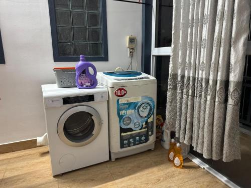 a washing machine sitting on top of a washer at Live like a local Homestay in Ấp Tư Tây