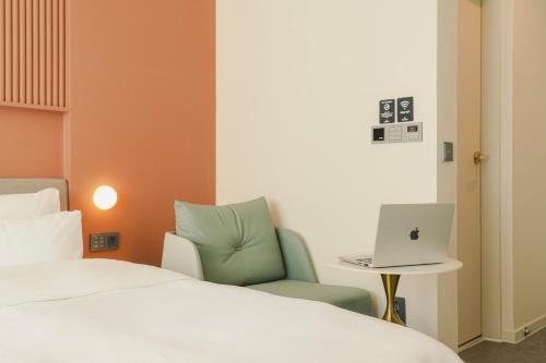 Un ou plusieurs lits dans un hébergement de l'établissement Cheonan Buldang Hound Hotel