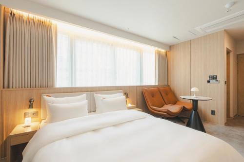 Un ou plusieurs lits dans un hébergement de l'établissement Cheonan Buldang Hound Hotel