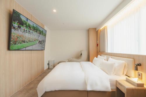 Un ou plusieurs lits dans un hébergement de l'établissement Cheonan Buldang Hound Hotel
