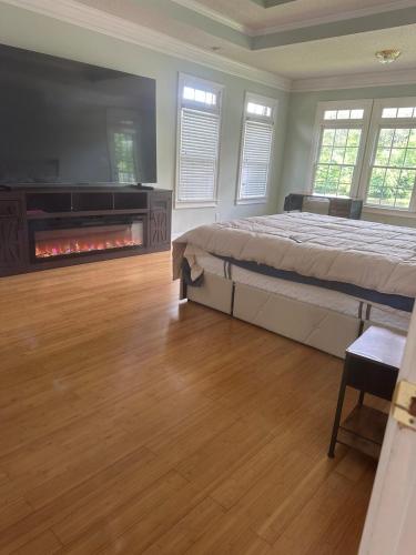 Ένα ή περισσότερα κρεβάτια σε δωμάτιο στο Entire 4BR Lakeview Home with Parking Fast Wi-Fi Conyers