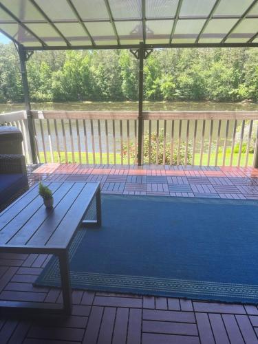 Μπαλκόνι ή βεράντα στο Entire 4BR Lakeview Home with Parking Fast Wi-Fi Conyers