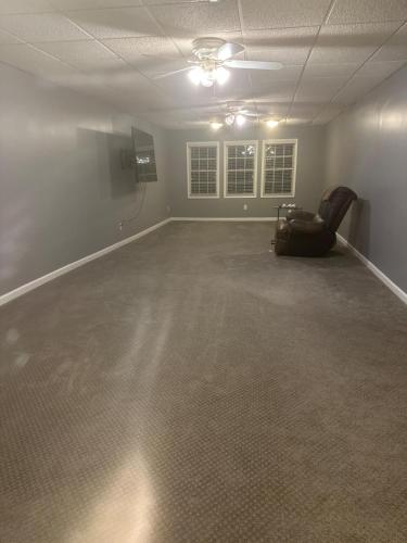 Φωτογραφία από το άλμπουμ του Entire 4BR Lakeview Home with Parking Fast Wi-Fi Conyers σε Conyers