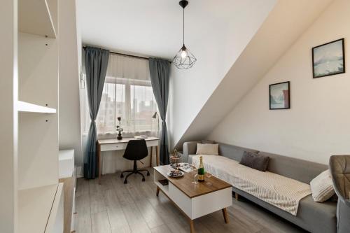 un salon avec un canapé et une table dans l'établissement Útulný apartmán s klímou, à Bratislava