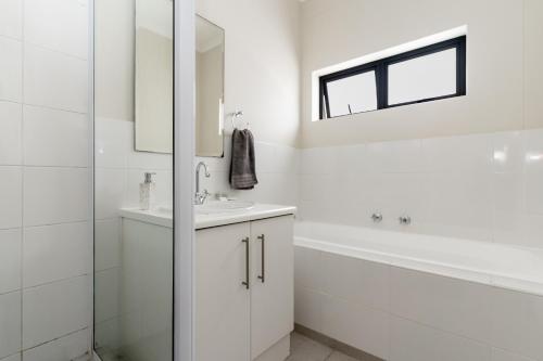 Ένα μπάνιο στο Modern Surfer's Corner Apartment