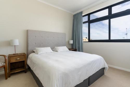 Ένα ή περισσότερα κρεβάτια σε δωμάτιο στο Modern Surfer's Corner Apartment