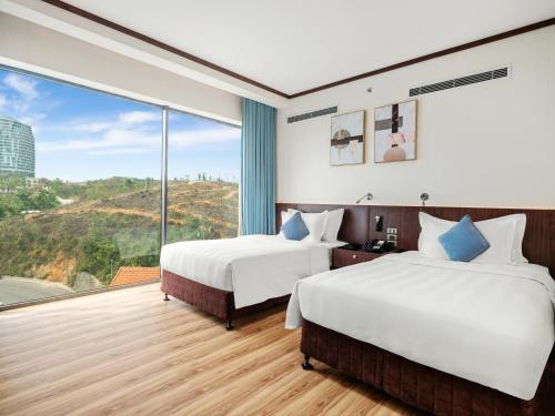 Ένα ή περισσότερα κρεβάτια σε δωμάτιο στο Wyndham Legend Halong