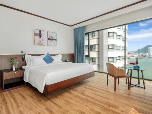 Ένα ή περισσότερα κρεβάτια σε δωμάτιο στο Wyndham Legend Halong