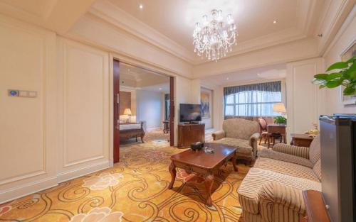 a large living room with a chandelier and a living room at Zhengzhou Yiquan International Hotel in Zhengzhou