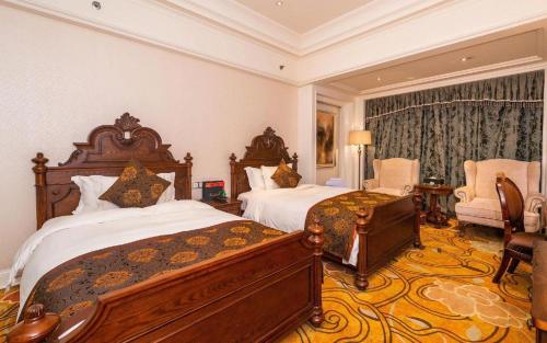 a hotel room with two beds and a chair at Zhengzhou Yiquan International Hotel in Zhengzhou