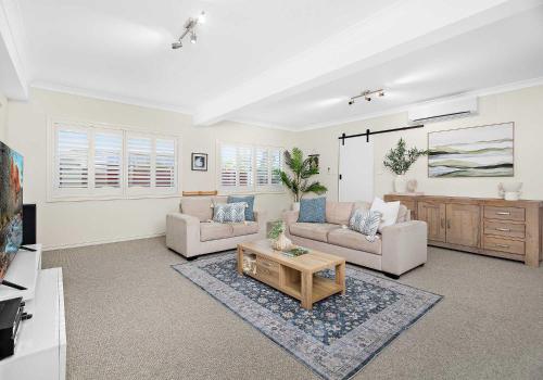Un lugar para sentarse en Shellharbour Poolside Escape