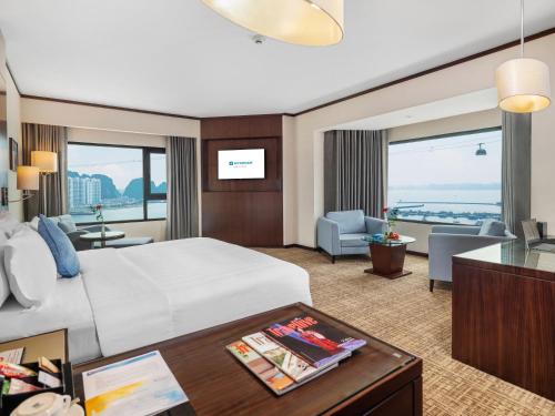 Ένα ή περισσότερα κρεβάτια σε δωμάτιο στο Wyndham Legend Halong