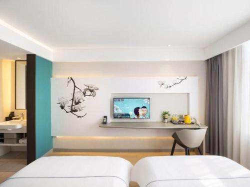 Postel nebo postele na pokoji v ubytování Magnotel Hotel Dandong Railway Yalv River