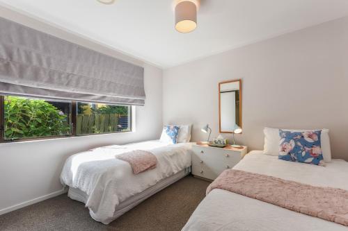 Katil atau katil-katil dalam bilik di Tahunanui Shoreside - Nelson Holiday Home