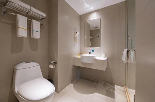 a bathroom with a toilet and a sink at City Comfort Inn Hefei Shuanggang Fuyang Road in Hefei