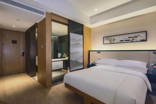 Ένα ή περισσότερα κρεβάτια σε δωμάτιο στο The Hotel V Nanjing Confucius Temple