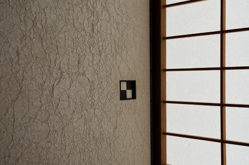 a room with a window and a wall with a switch at unsui 武雄蓬莱町 雲水 in Takeo