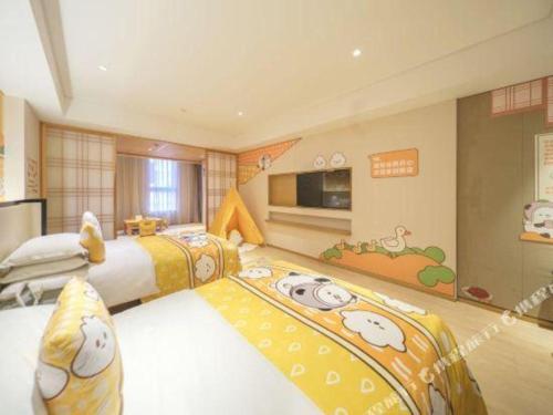 Ένα ή περισσότερα κρεβάτια σε δωμάτιο στο The Hotel V Nanjing Confucius Temple