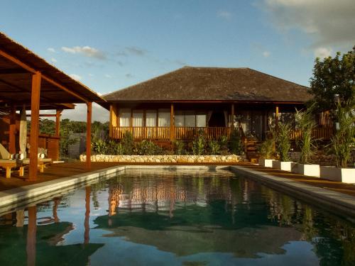 une piscine devant une maison dans l'établissement Anna Villas by Sumba-Beach, à Memboro