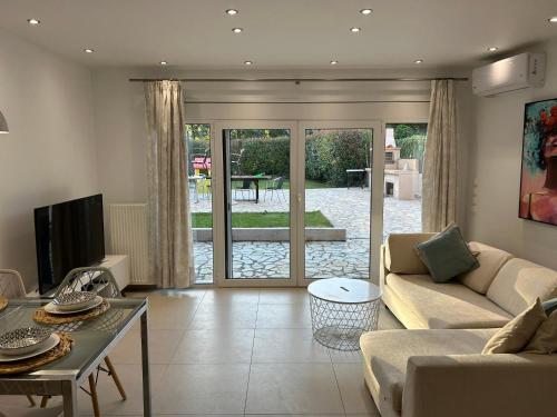 een woonkamer met een bank en een tv bij Ammouses Apartment in Potamós