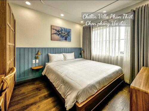 a bedroom with a bed and a sign that reads china wine player tribe che at Chillin Villa Novaworld Phan Thiet in Bình Tú