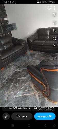 une photo d'un salon avec un canapé en cuir dans l'établissement Très bel appartement entièrement équipée disponible fin juin début juillet, à Woippy