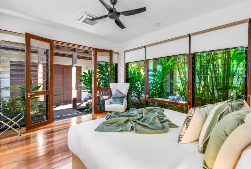 Postel nebo postele na pokoji v ubytování Belle Escapes Pura Indah