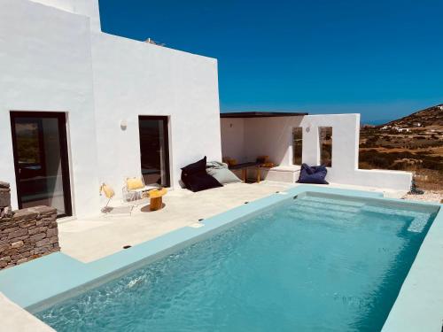 a swimming pool in front of a white house at Spiti su in Paros - Naousa Piscina Privata in Kampos Paros