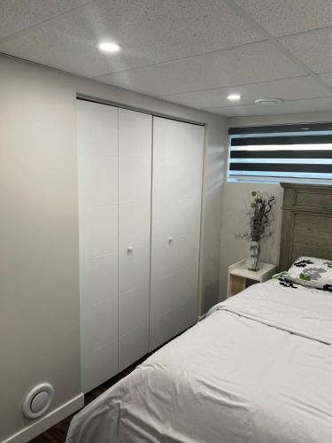 Postel nebo postele na pokoji v ubytování Guest suite in Transcona