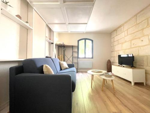 TV a/nebo společenská místnost v ubytování Les remparts Aigues-Mortes appartement et parking