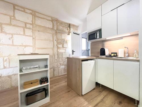 Kuchyň nebo kuchyňský kout v ubytování Les remparts Aigues-Mortes appartement et parking