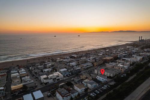 an aerial view of the beach at sunset at 2BR Luxury Getaway Mins to Beach Arcade & Games in Manhattan Beach