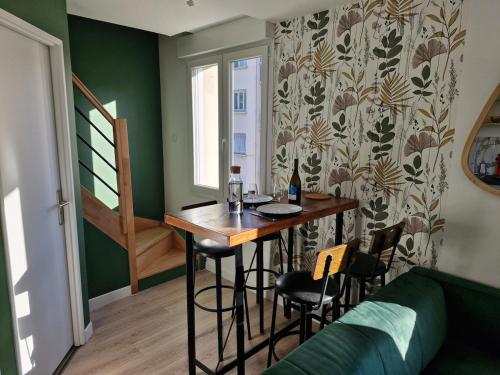 une petite salle à manger avec une table et des chaises dans l'établissement Le Petit Brou, à Bourg-en-Bresse