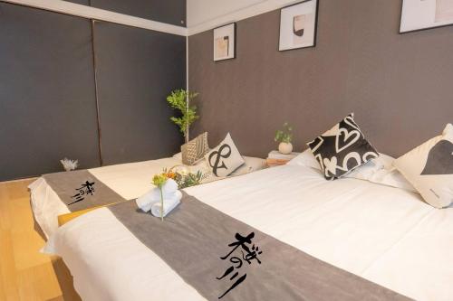 a bedroom with a large bed with black and white pillows at 2 巣鴨駅5分 5人房 1LDK 便利热闹丨Sugamo JR Line 5 minutes 5people in Tokyo