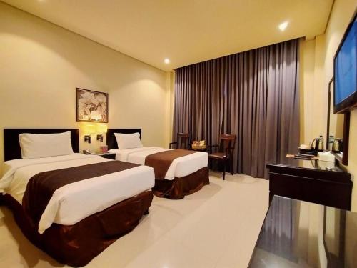Giường trong phòng chung tại NARITA Classic Hotel