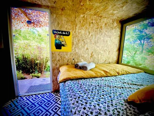 une chambre avec un lit avec un ours en peluche dessus dans l'établissement Modern Container In Saint-Jean-Du-Gard, à Saint-Jean-du-Gard