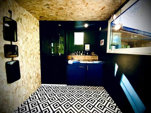 La salle de bains est pourvue d'un lavabo et d'un comptoir. dans l'établissement Modern Container In Saint-Jean-Du-Gard, à Saint-Jean-du-Gard