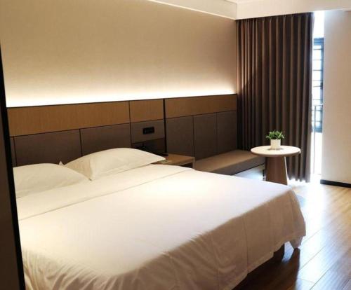Ένα ή περισσότερα κρεβάτια σε δωμάτιο στο GreenTree Inn Suzhou Industrial Zone Yangcheng Lake Weiting Mong Kok Express Hotel