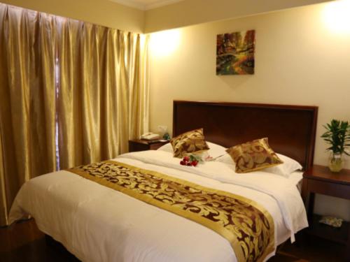 Ένα ή περισσότερα κρεβάτια σε δωμάτιο στο GreenTree Inn Suzhou Industrial Zone Yangcheng Lake Weiting Mong Kok Express Hotel