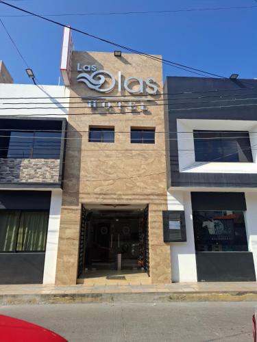 パライソにあるHotel LAS OLASの側面に看板がある建物