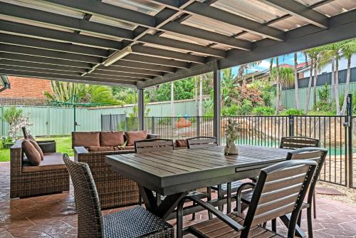 Sunny Pool Access Home for Familyにあるパティオまたは屋外エリア